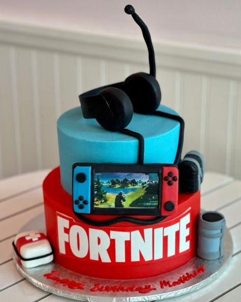 15 Stunning Fortnite Cake Ideas For A Unique Birthday Party. - The Perfect Cake Idea Gaming Birthday Party Cake, Fortnite Bday Cake, 15 Birthday Cake Boy, 11th Birthday Party Ideas For Boys, 11 Birthday Cake Boy, Cake Ideas For Teenage Boys, 10 Birthday Cake Boy, Boys 10th Birthday Cake, 12th Birthday Cake Boy