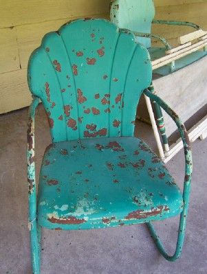 Old metal chairs have been seen on more than one or two old porches. Bet this one has set on a few! Old Metal Chairs, Metal Lawn Chairs, Vintage Metal Chairs, Vintage Outdoor Furniture, Vintage Patio, Vintage Porch, Porch Chairs, Design Café, Lawn Furniture