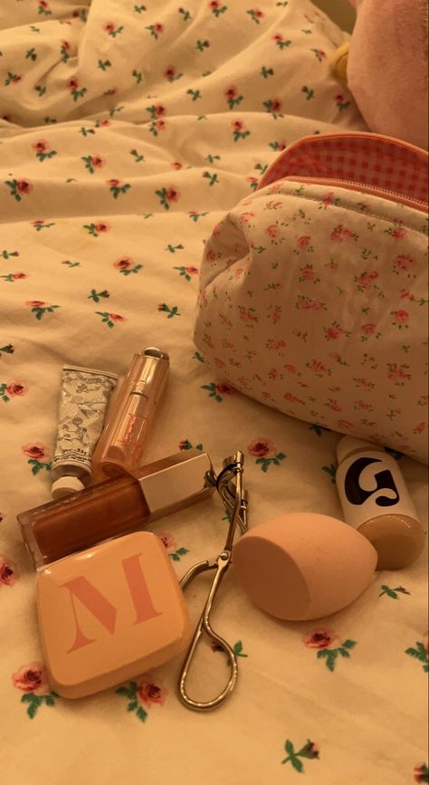 glossier dior croquette makeup bag morphe fenty Small Makeup Bag Aesthetic, Brandy Melville Makeup Bag, Croquette Makeup, Glossier Aesthetic, Small Makeup Bag, Romanticizing Life, Downtown Girl, Bags Aesthetic, Cute Bags