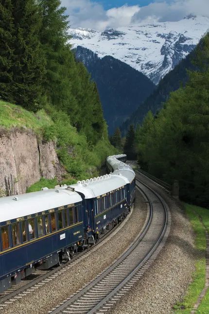 The Venice Simplon-Orient-Express passing through the Brenner Pass, Austria. Orient Express Train, Simplon Orient Express, Train Route, Blue Train, Train Tour, Luxury Train, Orient Express, Kyushu, Train Journey