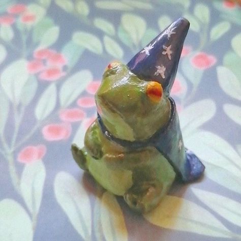 Handmade Clay Sculpture, Air Dry Clay Sculpture Aesthetic, Cute Stuff To Make With Air Dry Clay, Clay Frog With Hat, Frog From Clay, Frog Ceramics Pottery, Clay Art Projects Aesthetic, Small Clay Frog, Air Dry Clay Sculpting Ideas