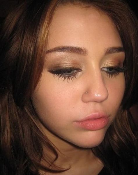 Hannah Montana Makeup, Miley Cyrus Piercings, Old Miley Cyrus, Miley Stewart, 2000s Aesthetic, Model Inspo, Hannah Montana, Celebrity Tattoos, Pretty Makeup