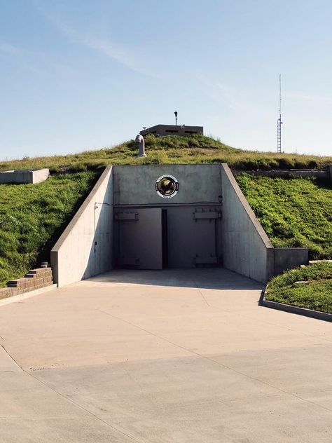 Inside the luxury nuclear bunker protecting the mega-rich from the apocalypse - CNET Skjulte Rum, Secret Bunker, Doomsday Bunker, Nuclear Apocalypse, Military Bunkers, Europe Street, Underground Bunker, Richest In The World, Concrete Building