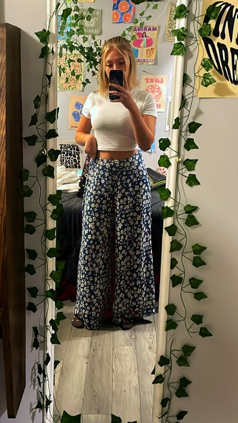 Flowy Pants Outfit Aesthetic, Summer Outfits Flowy Pants, Black Flowy Pants Outfit, Flowy Pants Outfit Summer, Summeroutfit Women, 9th Grade Outfits, Cottagecore Summer Outfits, Flowy Summer Pants, Flowy Pants Outfit