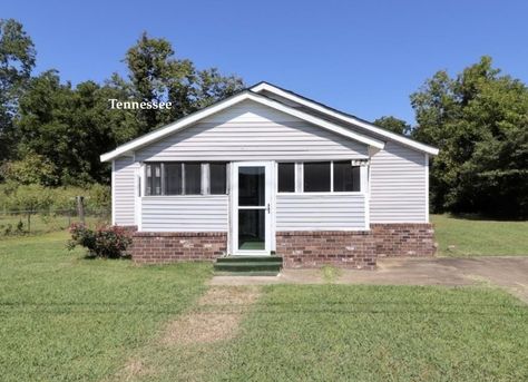 1950 Cheap House in Tennessee $89K - Old Houses Under $100K Enclosed Front Porch, Cheap Houses For Sale, Spacious Backyard, Cheap House, Cheap Houses, Eat In Kitchen, Houses For Sale, Back Porch, Built In Storage