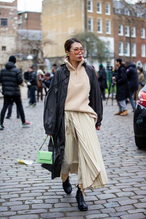 Pleated Skirt Outfit Ideas, 00s Dress, Pleated Skirt Outfits, Pleated Skirt Outfit, London Fashion Week Street Style, Top Street Style, Quoi Porter, Structured Jacket, Monochromatic Outfit