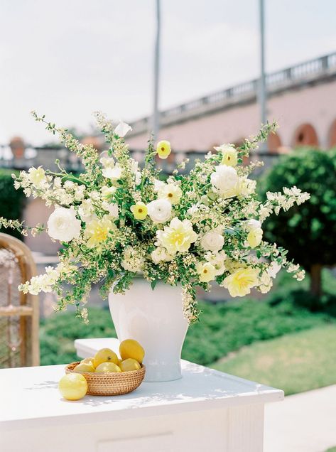 Mediterranean wedding inspiration with yellow flowers White Yellow Wedding Flowers, White Green And Yellow Wedding, Green Yellow Blue Wedding, Lemon Wedding Flowers, White Green Blue Yellow Wedding, Green And Yellow Wedding Colors, Yellow And Sage Wedding, Yellow White Wedding Decoration, White And Yellow Wedding Flowers