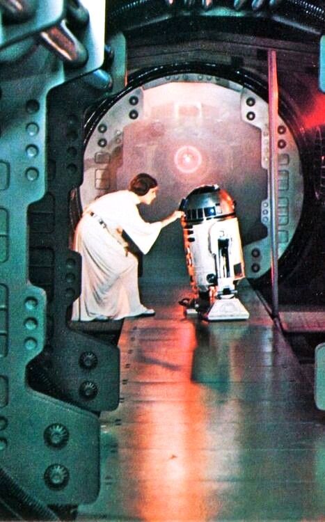 A New Hope: Princess Leia and R2D2 when she is recording the message to go in R2D2 to Obi-Wan Kenobi begging  him for help Anakin Vader, Cd Box, Star Wars Princess, Theme Tattoo, Reservoir Dogs, Star Wars Love, Septième Art, R2 D2, Star Wars Wallpaper