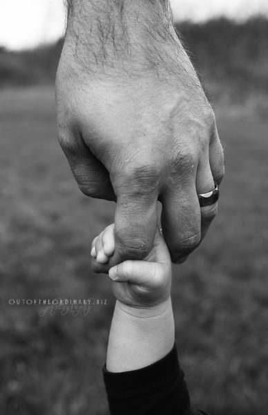 Father Daughter Photos, Photo Bb, Baby Family Pictures, Mother Baby Photography, Cute Family Photos, Family Photos With Baby, Family Photoshoot Poses, 1st Birthday Photoshoot, Family Portrait Poses