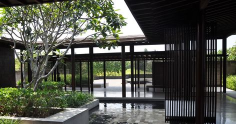 Another resort that was on top of my must-see list is Alila Villas Soori . This resort was designed by another Singapore based architect - S... Soori Bali, Scda Architects, Chiang Mai Hotel, Terrasse Design, Travel Bali, Pool Water Features, Luxury Resorts, Patio Interior, Tropical House