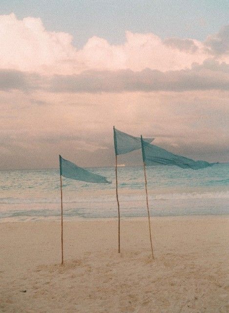 flags+beach I Love The Beach, Pics Art, Beach Bum, Beach Cottages, The Sand, Beach Life, Beach Day, The Ocean, Beach Wedding