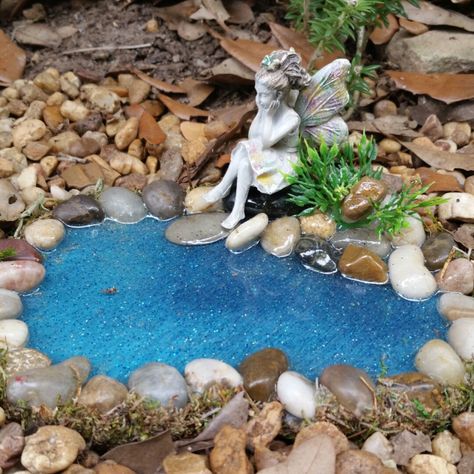 Cute fairy relaxing by the pond Fairy Garden Pond, Miniature Garden Design, Diy Miniature Garden, Miniature Garden Decor, Fairy Garden Kit, Fairy Garden Designs, Fairy Garden Crafts, Mini Fairy Garden, Faeries Gardens