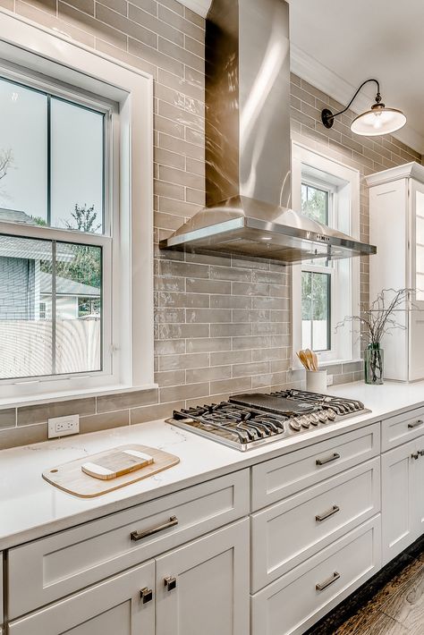 Backsplash Above Cabinets, Tall Ceiling Kitchen, Kitchen With High Ceilings, Eclectic Kitchen Design, Backsplash Trends, Kitchen Island Tops, Farmhouse Kitchen Backsplash, Stove Backsplash, Farmhouse Backsplash