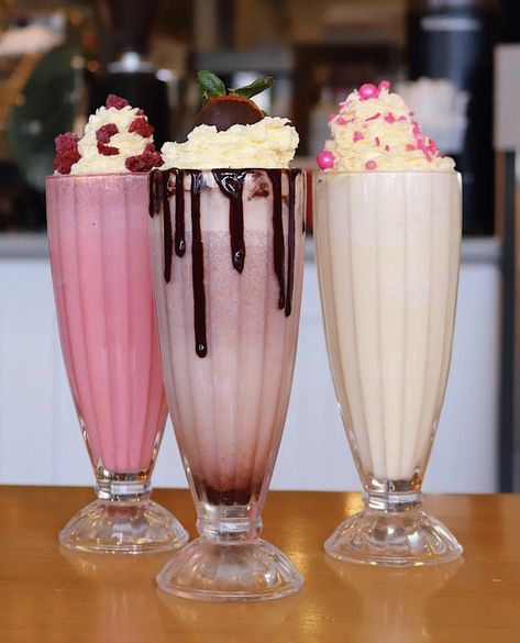 Milkshakes Aesthetic, Milkshake Aesthetic, Milkshake Cup, Rumchata Recipes, Pizza Bar, Dessert Packaging, Food Menu Design, Milkshake Recipes, Milk Shakes