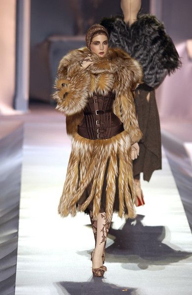 Fall/Winter 2003 Couture, "Passe-Passe" ensemble Fur Clothes Fashion, Prehistoric Fashion, Fur Runway, Gaultier Runway, Fendi Haute Couture, 2003 Runway, Looks Rihanna, Fur Outfit, Wild Fashion