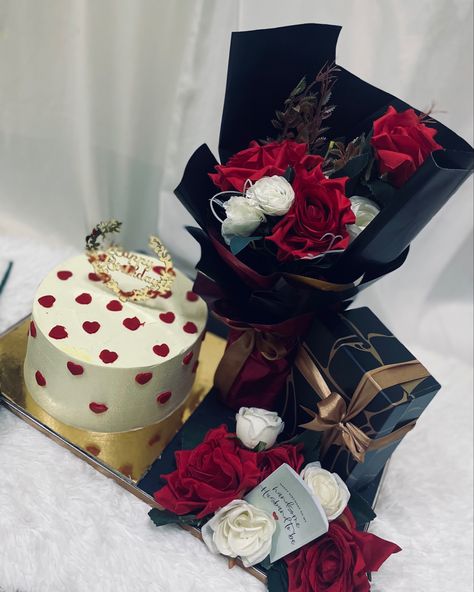 Cake hamper with artificial bouquet ♥️ and a gift box Boyfriend Birthday Decorations For Men, Men Gift Bouquet, Gifts For Hubby Birthday, Birthday Hamper For Husband, Best Gift Ideas For Husband, Bday Celebration Ideas For Boyfriend, Birthday Hamper For Boyfriend, Birthday Gift Hampers For Boyfriend, Cake Hampers Ideas