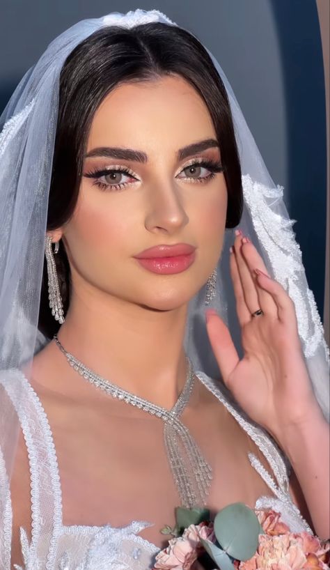 Bridal Makeup Grey Eyes, Arab Bridal Makeup, Khaleeji Makeup Looks, Arabian Makeup Look, Arabic Bridal Makeup, Arab Wedding Makeup, Arab Bride Makeup, Arabic Bride Hairstyles, Lebanese Bride Hairstyle