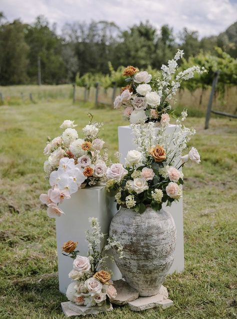 French Garden Wedding Dress, Ceremony Pedestal Flowers, Wedding Pedestal Flowers, Wedding Ceremony Flowers Altar, Flower Archway, Floral Pedestal, Wedding Alters, Floral Arch Wedding, Minimalist Wedding Decor