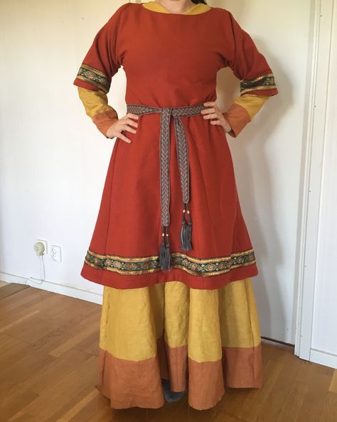 Medieval garb. Eastern Europe Slavic/Russian 12th century, loosely interpreted. #SCA #reenactment Ancient Slavic Clothing, Sca Garb Women, 12th Century Fashion, 12th Century Clothing, Medieval Dress Peasant, Medieval Dress Pattern, Slavic Clothing, Celtic Clothing, Viking Garb