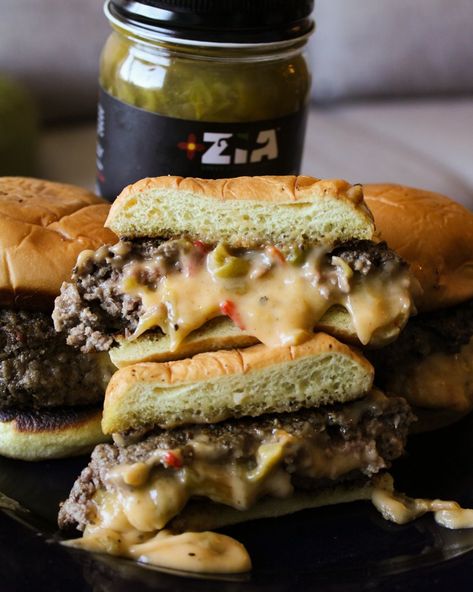 Hatch Green Chile Juicy Lucy Burger Chili Burgers Recipe, Hatch Green Chili Recipes, Green Chili Burger, Green Chile Queso, Hatch Green Chili Recipe, Hatch Chili Recipes, Backyard Bbq Ideas, Hatch Chile Recipes, New Mexico Food