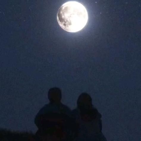 Couple In Moonlight, Look At The Moon, Alone Photography, Cute Couple Drawings, Animated Love Images, Alam Yang Indah, Cute Couple Songs, Beautiful Nature Scenes, I Feel Good