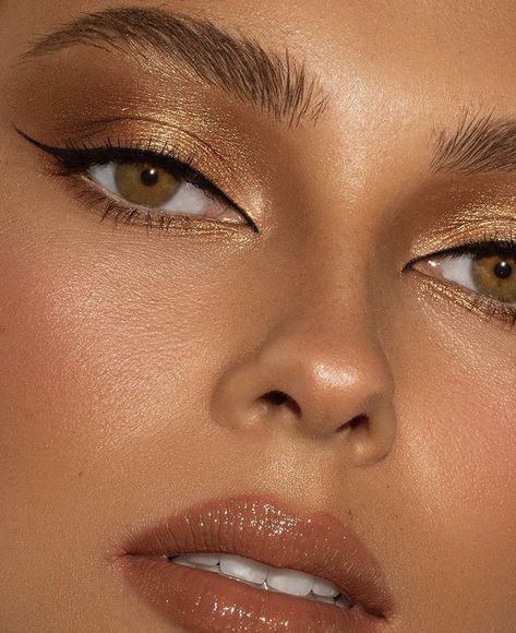 Golden Glowy Makeup Look, Olive Eyeshadow Looks, Goddess Makeup Halloween, Gold Goddess Makeup, Goddess Costume Makeup, Greek Goddess Makeup, Greek Makeup, Greek Goddess Hairstyles, Hippie Elegante