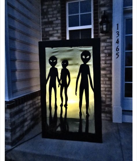 What about a silhouette photo op? Halloween School Treats, Alien Party, Alien Halloween, Halloween Yard Decorations, Halloween Yard, Theme Halloween, Halloween 2019, Geocaching, Halloween Pictures