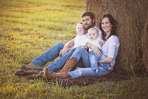 Family Pics With Hay Bales, Hay Bale Family Pictures, Family Photos Hay Bales, Haybale Photoshoot Family Pics, Family Photos With Hay Bales, Hay Bale Pictures, Hay Bale Photoshoot, Family Farm Photos, Farm Family Pictures