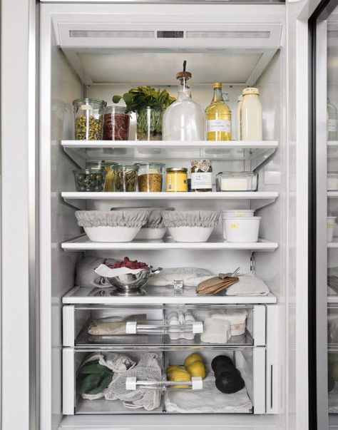 Steal This Look: The Organized Refrigerator, Plastic-Free Edition - Remodelista Healthy Fridge, Plastic Free Kitchen, Organized Home, Zero Waste Kitchen, Refrigerator Organization, Fridge Organization, Zero Waste Living, Kitchen Decor Modern, Eco Living