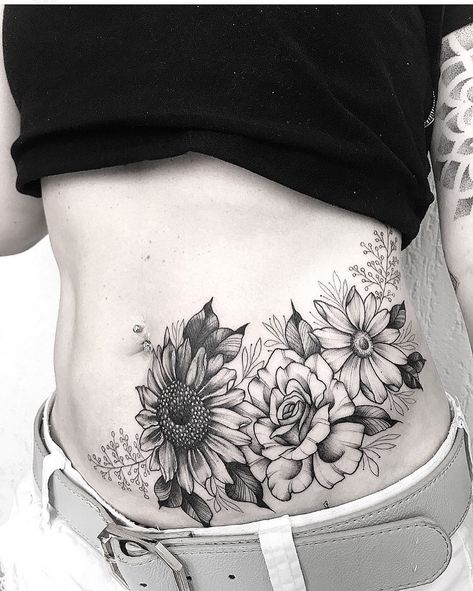 Tattoo barriga Cute Belly Tattoos, Lower Stomach Tattoos For Women, Belly Button Tattoos, Lower Belly Tattoos, Abdomen Tattoo, Small Belly, Lower Stomach Tattoos, Tummy Tattoo, Button Tattoo