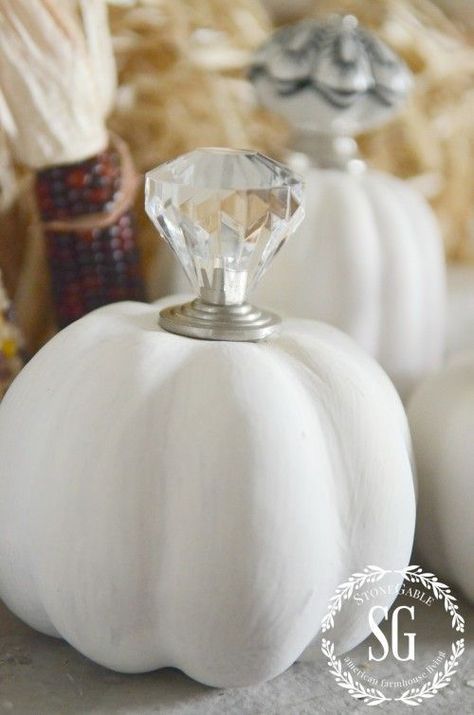 10 DIY Pumpkin Decorating Ideas Pumpkin Decorating Diy, Deco Fruit, Hallowen Ideas, Faux Pumpkins, Fall Deco, Autumn Decorating, Diy Pumpkin, Fabulous Fall, Pumpkin Crafts