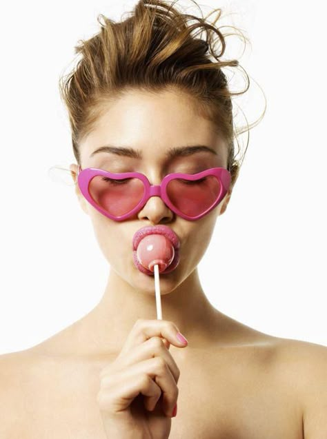 Pink Girly Photoshoot, Lollipop Photoshoot Ideas, Lolipop Photos Ideas, Chupa Chups Aesthetic, Hot Pink Photoshoot, Cotton Candy Photoshoot, Bubblegum Photoshoot, Lollipop Photoshoot, Fun Portrait Photography