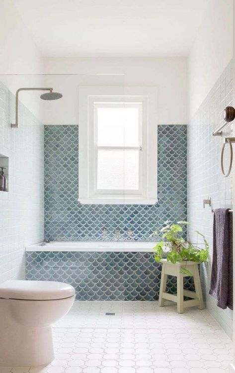 bathroom tile ideas fish scale pattern decorative wall Drømme Bad, Makeover Kamar Mandi, Fish Scale Tile, Sustainable Interior Design, Small Bathtub, Bad Inspiration, Bungalow Style, Upstairs Bathrooms, Family Bathroom