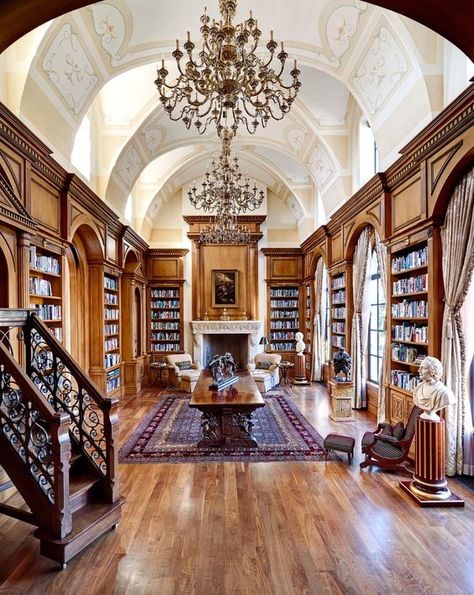 Dreamy home libraries with vaulted ceilings, chandeliers, and custom wooden bookshelves for days. Reading Room Design, Dream Library, Beautiful Library, Library Room, Home Library Design, Casa Vintage, Design Blogs, Design Websites, Home Libraries