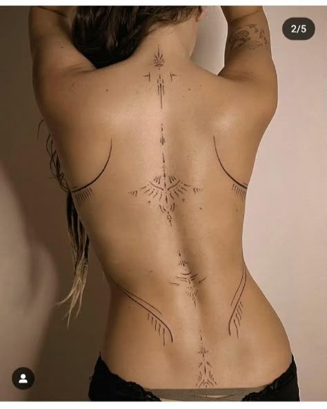 Feminine Tattoo Ideas, Ma Tattoo, Torso Tattoos, Muster Tattoos, Spine Tattoos For Women, Feminine Tattoo, Music Tattoo, Back Tattoo Women, Discreet Tattoos