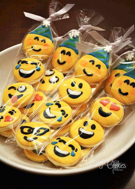 Social Media Theme Party, Emoji Party Theme, Emoji Cupcakes Birthday, Emoji Party Favors, Cookies Party Favors, Emoji Party Decorations, Emoji Cookies, Food Table Decorations, Emoji Cookie