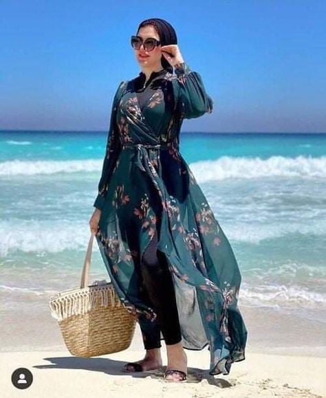 Beach Hijab Outfit Ideas, Sea Poses, Hijab Beach Outfit, Hijab Swimwear, Cute Cover Ups, Classy Swimwear, Beach Hijab, Hijab Beach, Beach Holiday Outfits