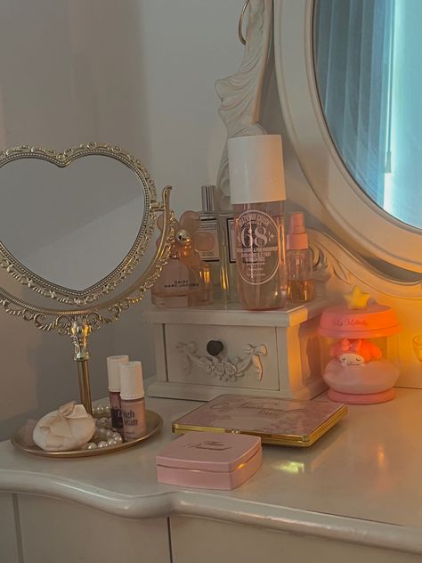 Coquette dollette y2k lana del rey room inspo coquette room Coquette Room Hello Kitty, Lana Del Rey Apartment, Lana Room Decor, Room Ideas Aesthetic White And Pink, Preppy Coquette Room, Bedroom Inspo Coquette, Lana Del Rey Dorm Room, Antique Coquette Room, Room Inspo Lana Del Rey