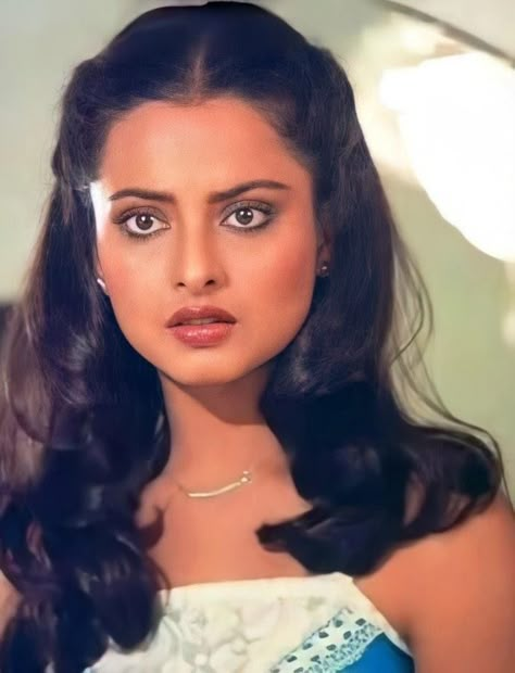 Retro Hairstyles Bollywood, Rekha Silsila, Rekha Ji, 90s Bollywood Actress, Rekha Actress, Bollywood Makeup, Bollywood Retro, Bollywood Aesthetic, Celebrity Makeup Looks