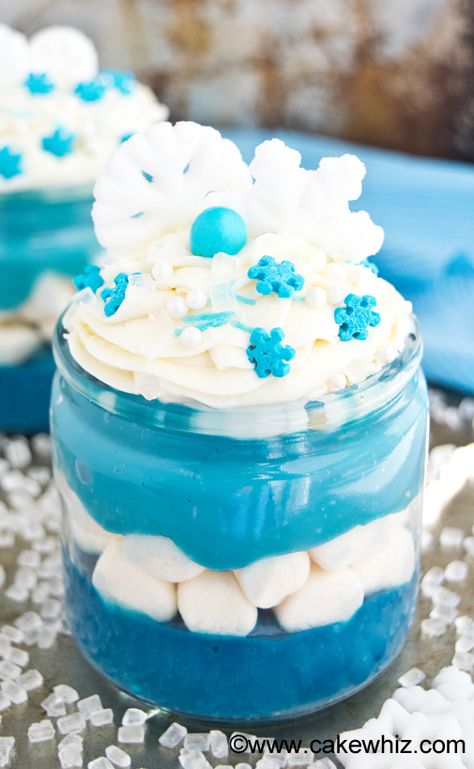 This easy to make, rich and creamy BLUE VELVET PUDDING is made with ingredients you already have in your pantry! Great for serving at Frozen movie parties or Winter parties! From cakewhiz.com Pudding Decoration Ideas, Blue Desserts Recipes, Pudding Decoration, Pudding Trifle, Egg Pudding, Kids Desserts, Chef School, Frozen Cupcakes, Winter Dessert