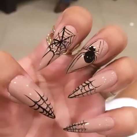 Diamond Nails Spa & Tanning on Instagram: “Spider 🕷 nails #diamondnailsinhollywood #nailsbylinhho #nudenails #nailsinspire #nailswagg #holloweennails #spidernails #vietnails” Bruja Nails, Ongles Goth, Spider Nail Art, Spider Nails, Nails Solid, Nail Art Halloween, Holloween Nails, Witchy Nails, Cute Halloween Nails