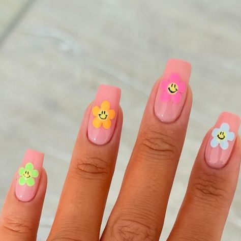 Smiley Flower Nails, Smile Flower Nails, Squiggly Smiley Face Nails, Happy Face Gel Nails, Flower With A Smiley Face, Spain Nails, Smiley Flower, Cartoon Smile, A I