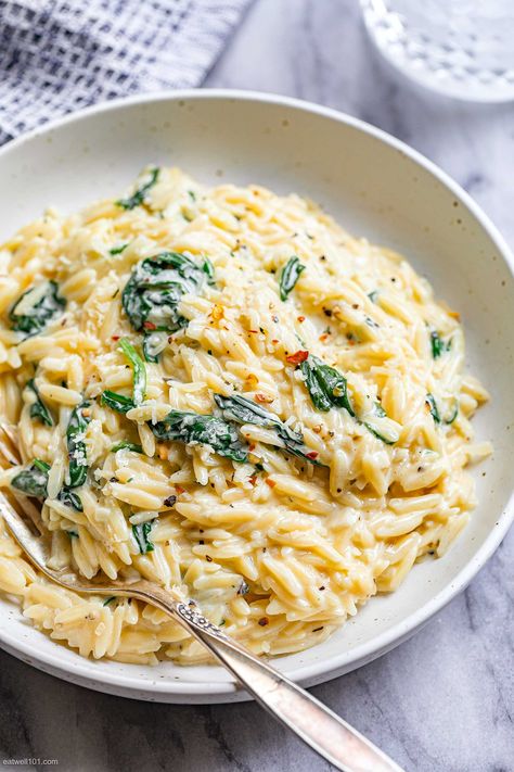 Garlic Parmesan Orzo Pasta with Spinach - #orzo #recipe #eatwell101 - This creamy garlic parmesan orzo with spinach is a family favorite for weeknight dinners! - #recipe by #eatwell101® Orzo Parmesan Spinach, Garlic Butter Spinach And Rice, Orzo Ricotta Recipe, Orzo Parmesan Recipes, Orzo Cheese Pasta, Crock Pot Orzo, Steak Orzo Recipes, Pasta Orzo Recipes, Orzo Casserole Recipes