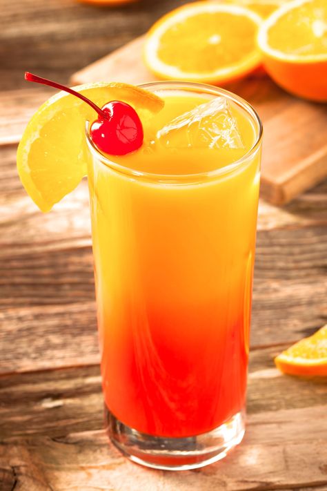 The Tequila Sunrise is a classic orange juice based cocktail. It gets its name from the visual effect of the grenadine dropping to the bottom, then slowly rising to give the drink a layered look. Tequila Sunrise Drink, Cookout Drinks, Tequila Orange Juice, Sunrise Drink, Tequila Sunrise Recipe, Fruity Drink Recipes, Orange Juice Cocktails, Orange Juice Recipes, Bbq Drinks