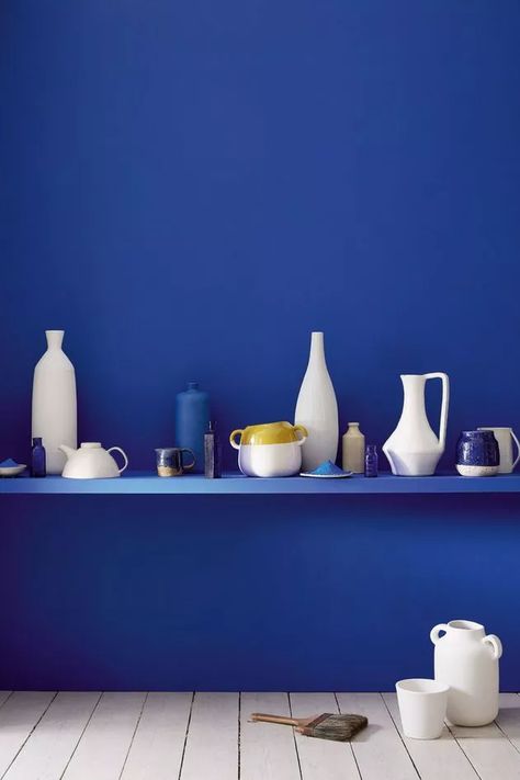 Un joli mur de cuisine de couleur bleu indigo avec une étagère simple où sont posé des ustensiles de cuisine et des objets de décoration, des vases, des coupelles, des bols, le tout dans une salle avec un parquet en bois clair Bright Blue Paint, Yves Klein Blue, Mad About The House, Ultra Blue, Yves Klein, Blue Inspiration, Little Greene Paint, Blue Rooms, Paint Shades