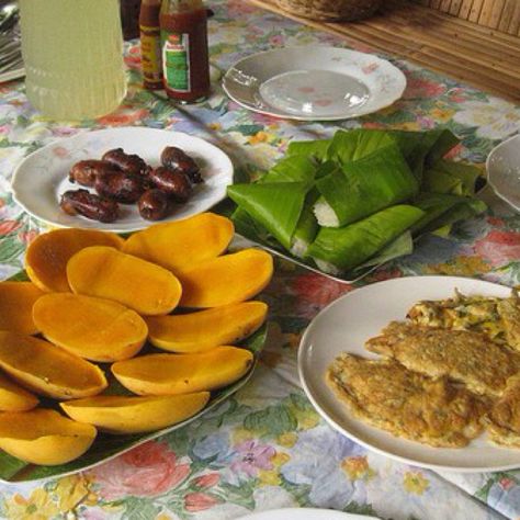 Breakfast in the Philippines  It’s all about the local fruits here. Mangoes are popular fare to keep you regular. As for keeping your energy up rice is the top choice, or the little sausages, known as longganisa. When fried with salt and garlic cloves it’s known as sinangag. The sinangag is then combined with eggs, meats and beans and bob’s your uncle, fanny’s your aunt, a delicious Philippine breakfast is born. Salamat Supafly.  Blog.hostelbookers.com Breakfast Around The World, Filipino Breakfast, Full English Breakfast, Local Fruit, Traditional Breakfast, Unique Breakfasts, Morning Food, Breakfast Recipes Easy, Best Breakfast