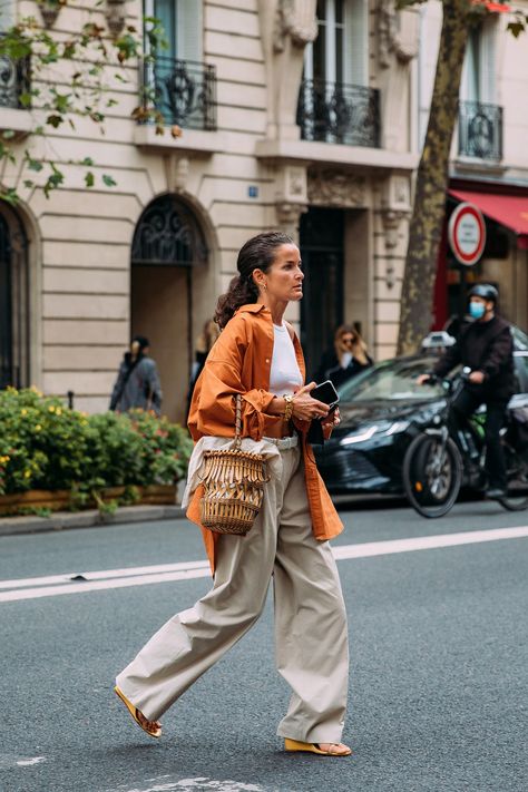 Lucy Chadwick, Reportage Photography, Cozy Fall Outfits, Paris Fashion Week Street Style, Uniqlo Women, Paris Street Style, Street Style Chic, Thanksgiving Outfit, Fashion Week Street Style