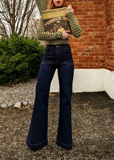 Bell Bottom Jeans Outfit 70s, Bell Bottom Jeans Outfit, Wide Leg Jeans Outfit, 70s Denim, Blue Jean Outfits, Blue Flare Jeans, Outfits 70s, Sustainable Brands, Black Salt