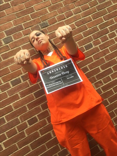 Prisoner Hairstyles Halloween, Prisoner Costume Ideas, Easy Prisoner Costume, Inmate Costume Makeup, Prisoner Costume Makeup, Prisoners Halloween Costume, Prisoner Outfit Halloween, Prisoner Makeup Halloween, Jail Break Costume