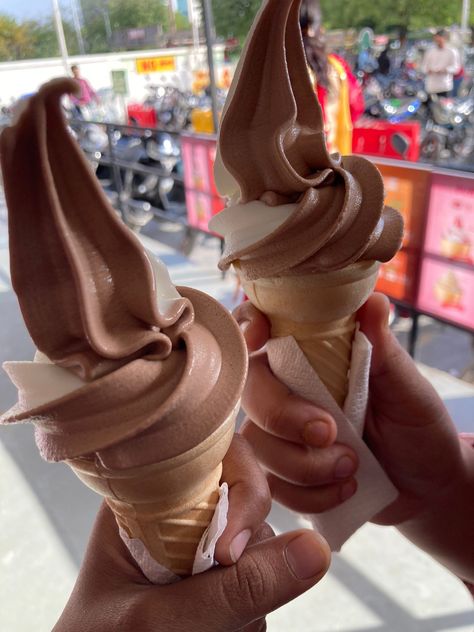 Half and half ice cream chocolate and vanilla 😍 Half And Half Ice Cream, Chocolate Swirl Ice Cream, Introvert Aesthetic, Ice Cream Swirl, Ice Cream Chocolate, Yummy Ice Cream, Chocolate Swirl, Soft Serve Ice Cream, Half And Half